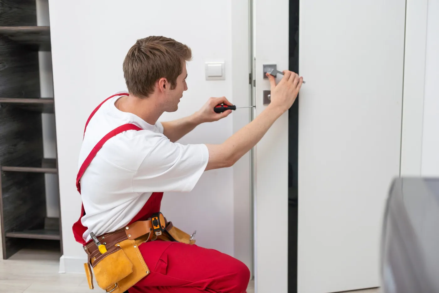 Installation d'une serrure de sûreté sur une porte d'appartement à Châtenay-Malabry